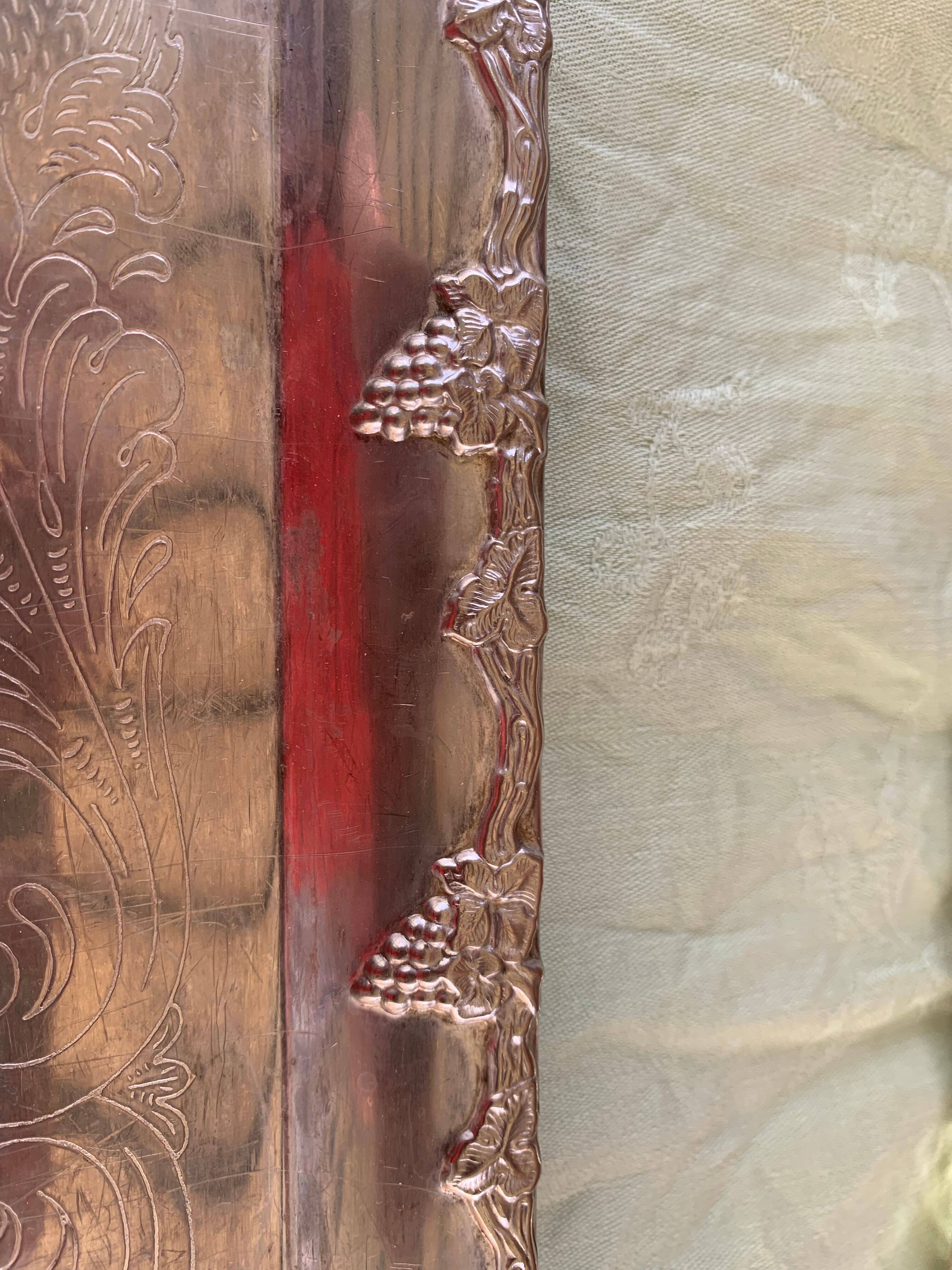 Rectangular metal top in chiseled silver color and vintage grape pattern