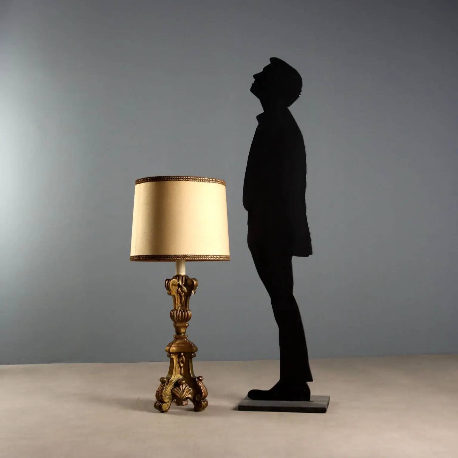 Lampe en bois sculpté et doré avec abat-jour en tissu, Italie, XIXe siècle