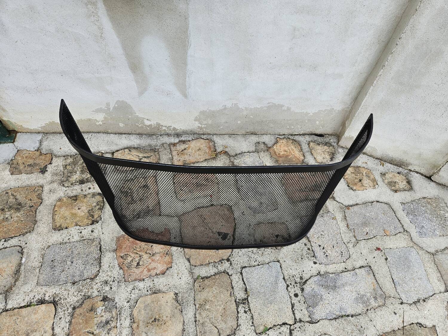 Curved chimney fire screen