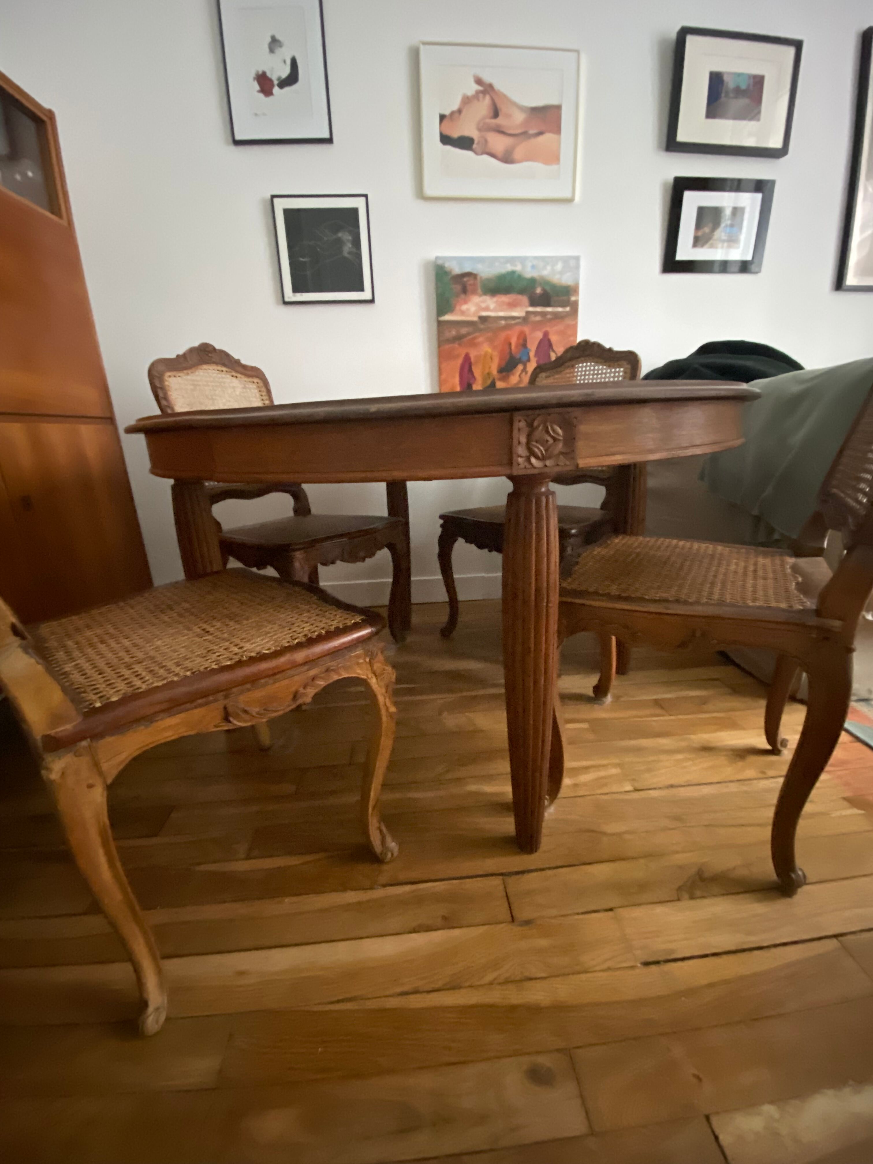 Round dining table - extendable