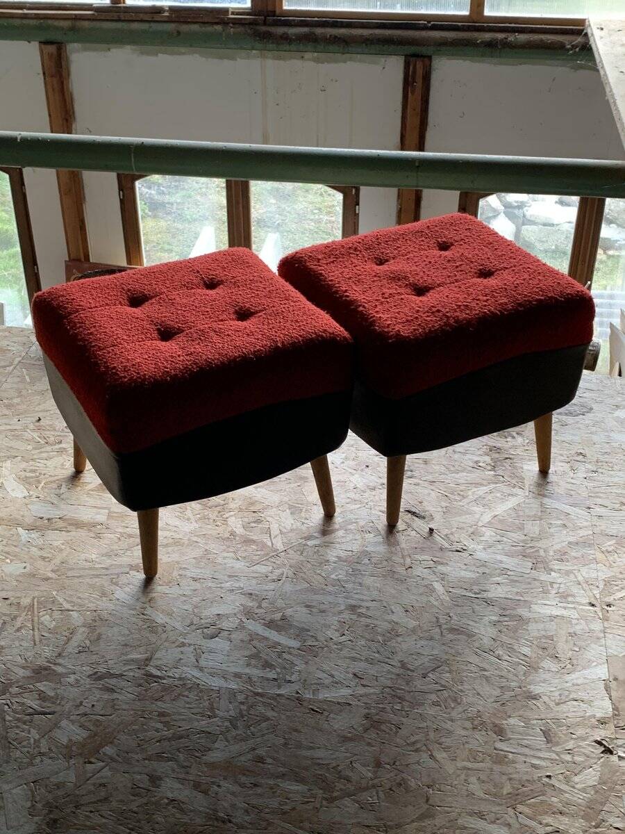 Set of 2 mid-century stools in red and black fabric and faux leather, with light wood legs.