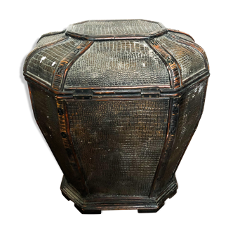 Old wooden trunk effect croc