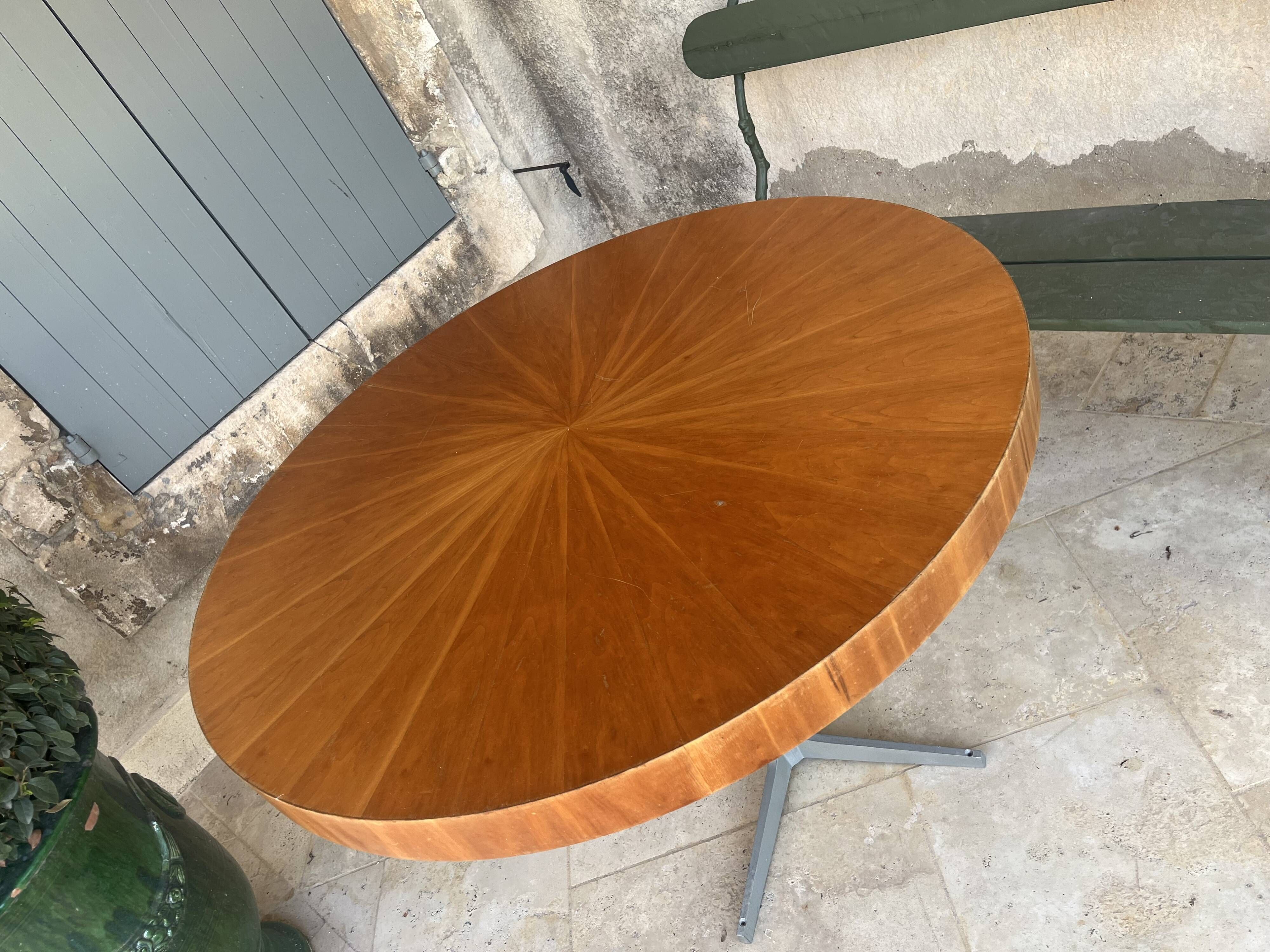 Table ronde vintage avec plateau en bois