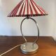 Petite lampe pied métal, abat jour plissé bicolore, 1960
