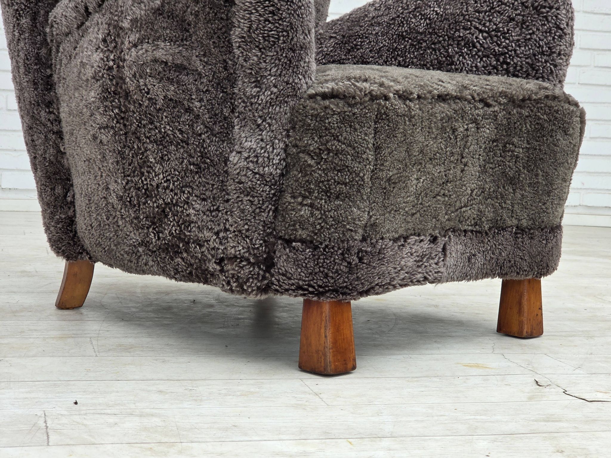 Années 1960, design danois, fauteuil rembourré, véritable peau de mouton.