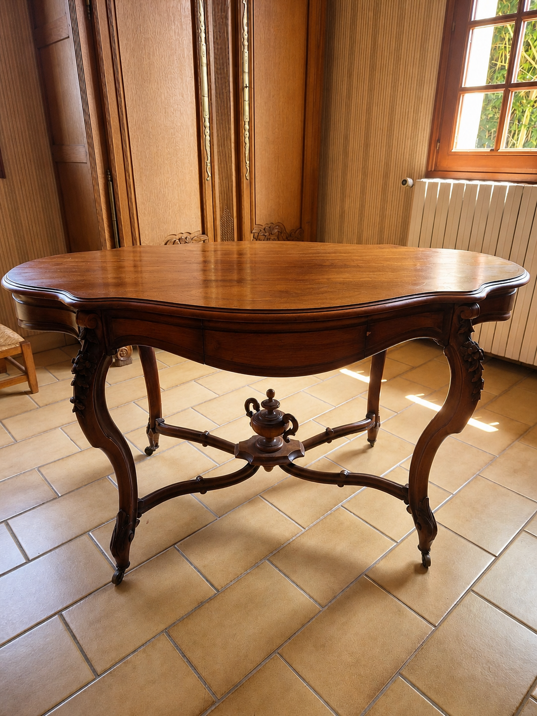 Violin side table in solid mahogany