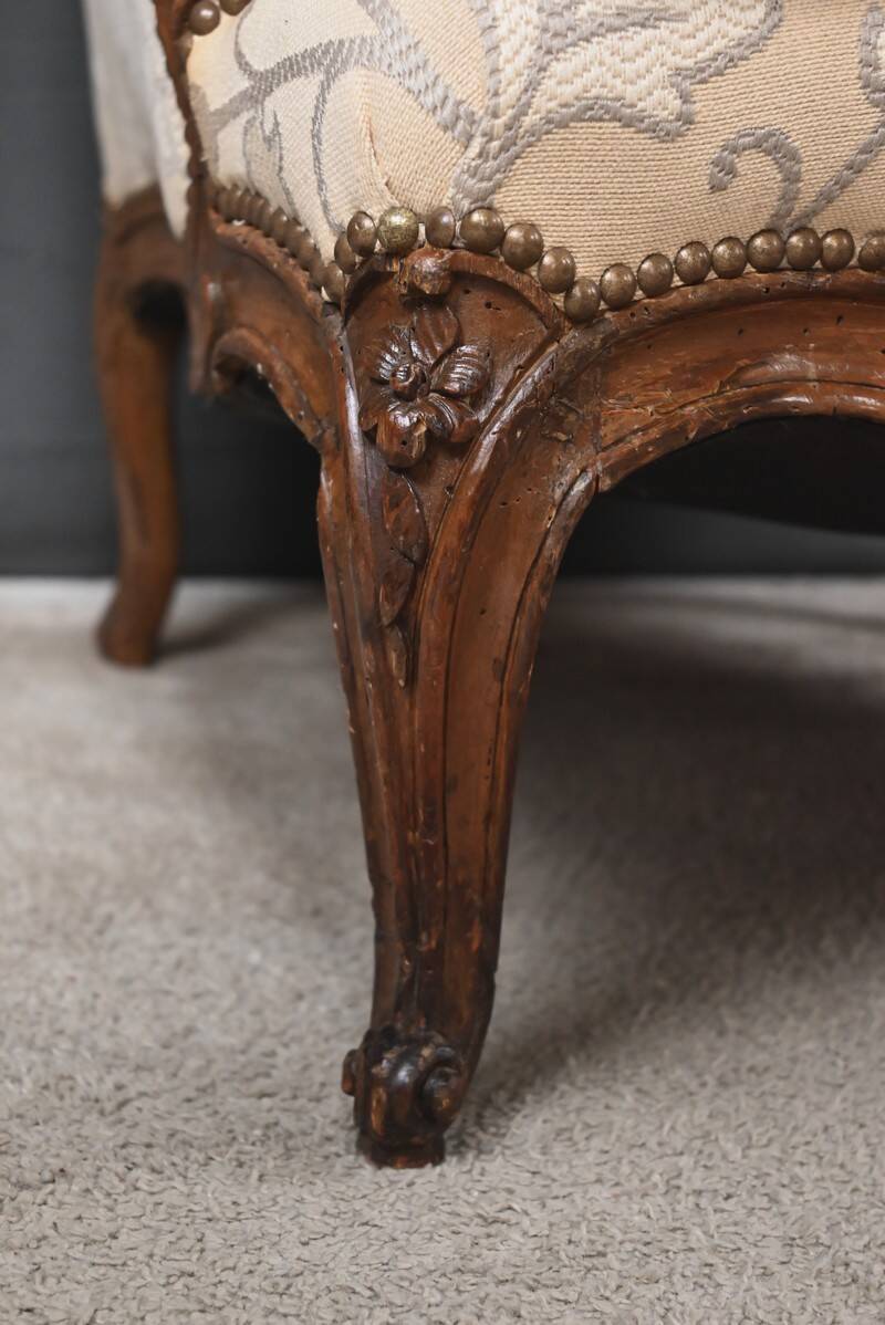 Queen's bergère in carved beech, Louis XV period – mid 18th century