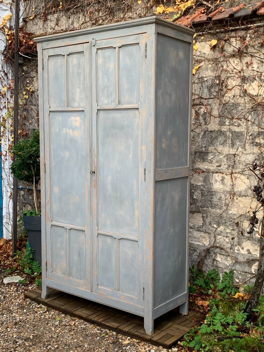 Armoire parisienne ancienne Luterma patine grise bleutée