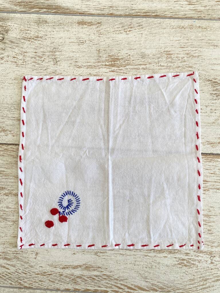 Hand embroidered round tablecloth and its 6 napkins - arabesque decoration - Cotton - diam. 130 cm