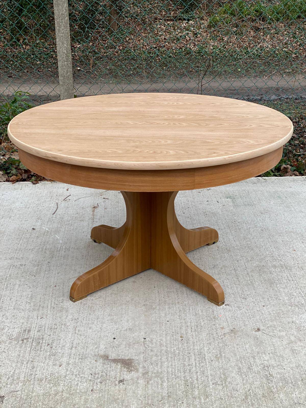 Round extendable Scandinavian dining table in Baumann style oak with central leg