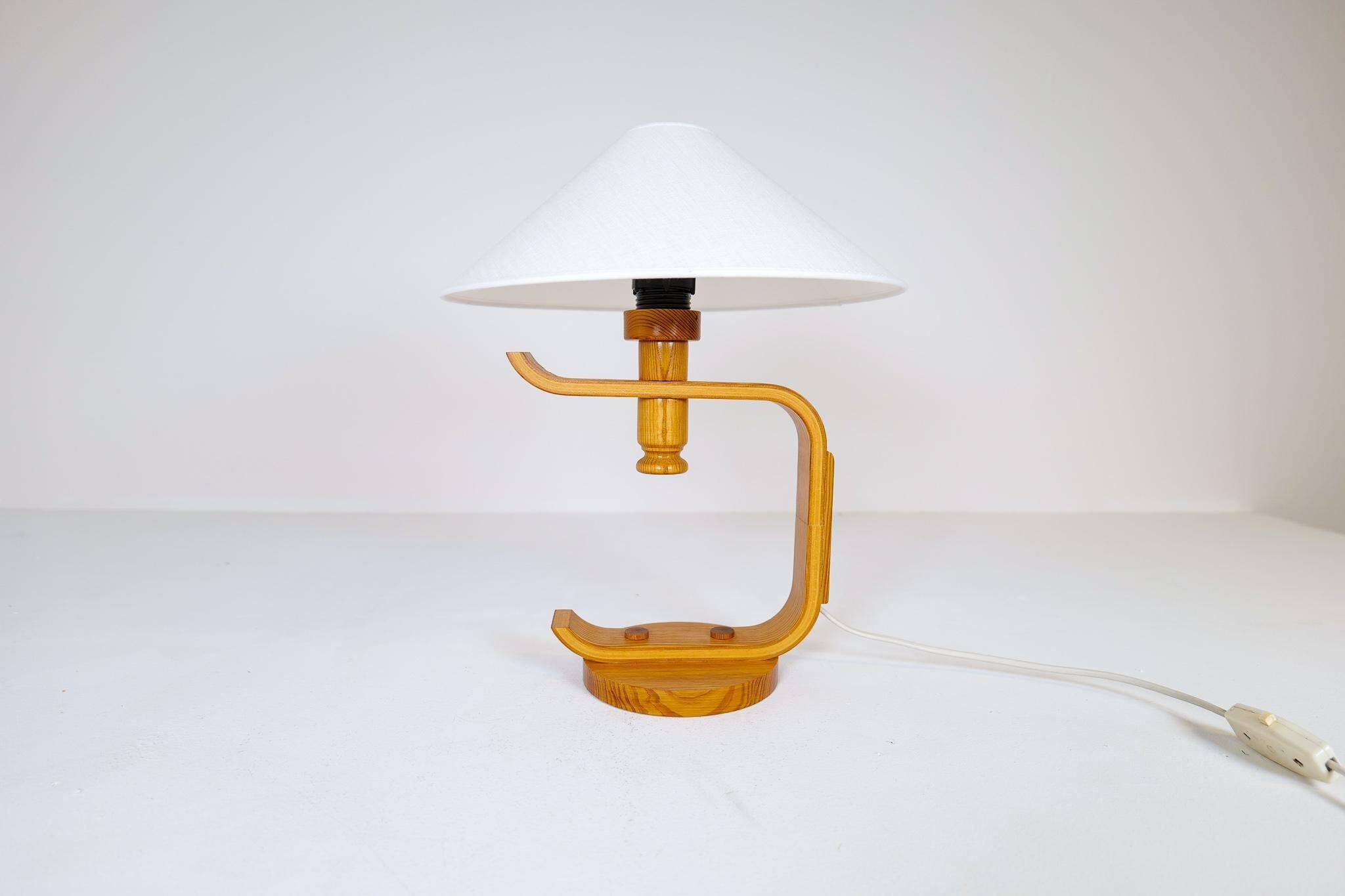 Mid-century modern sculptural table lamp in pine, 1970s.