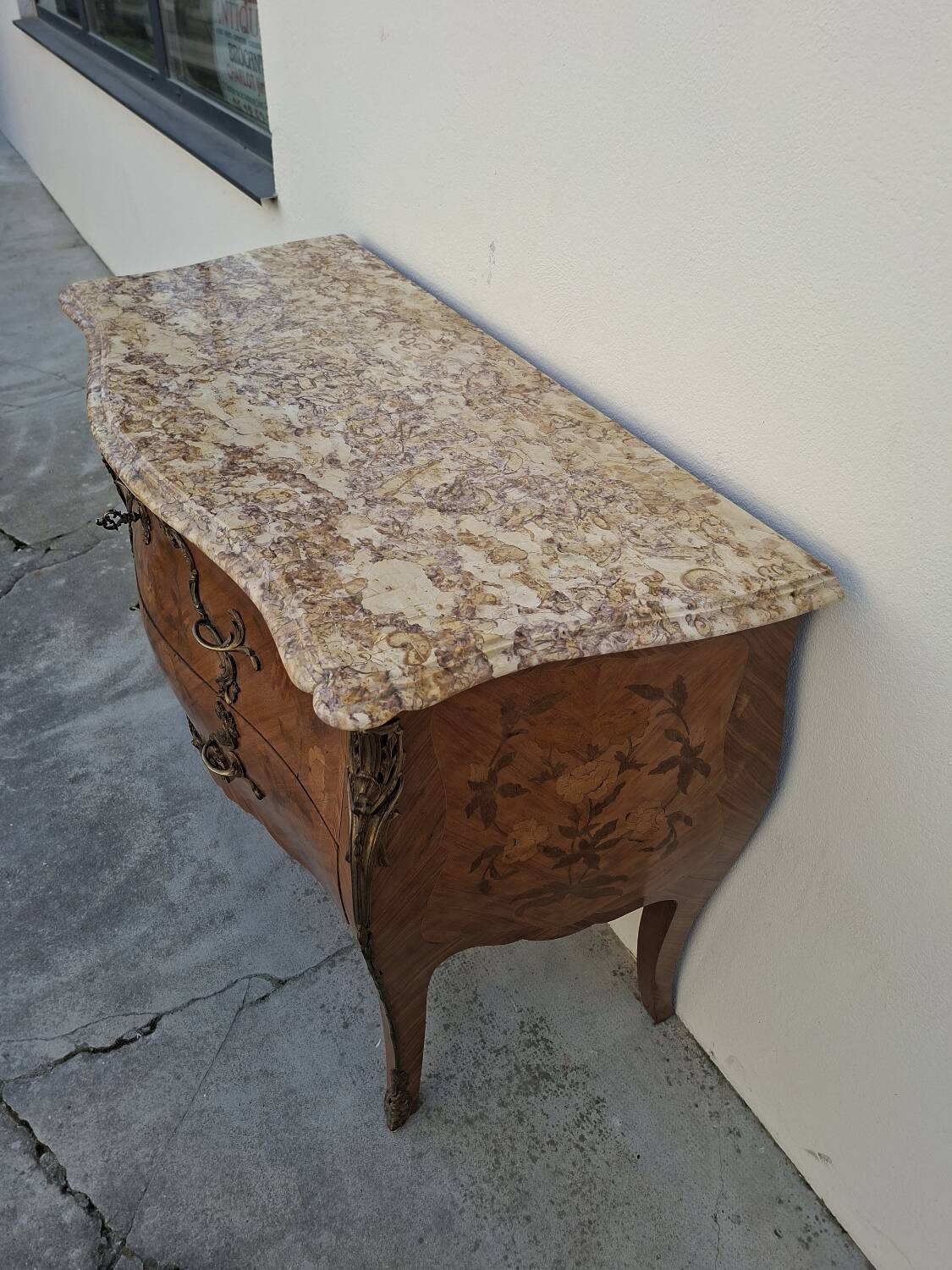 Commode style Louis XV en marqueterie et bois de rose