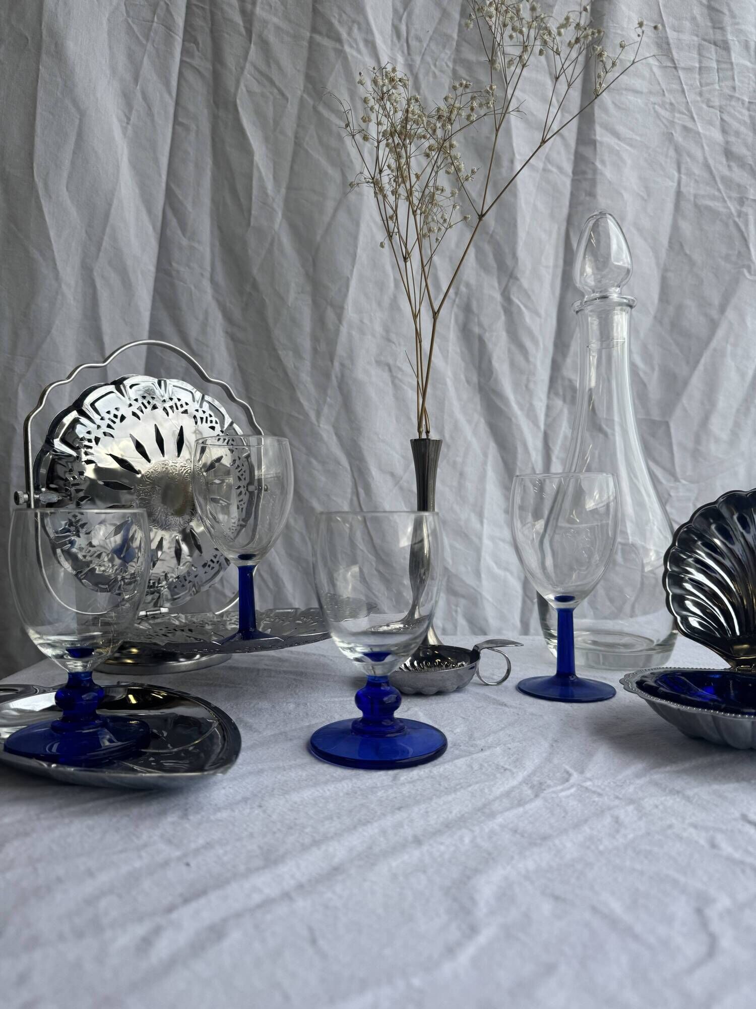 Set of 2 small king-shaped stemmed glasses and 2 small ball-shaped stemmed glasses