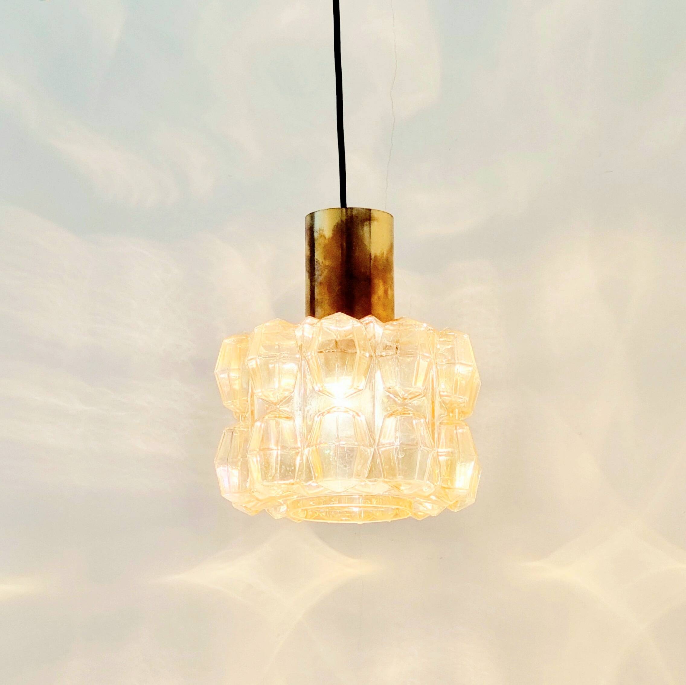 Grand lustre en verre en forme de diamant ambre par Helena Tynell pour Limburg, Allemagne, années 1960.