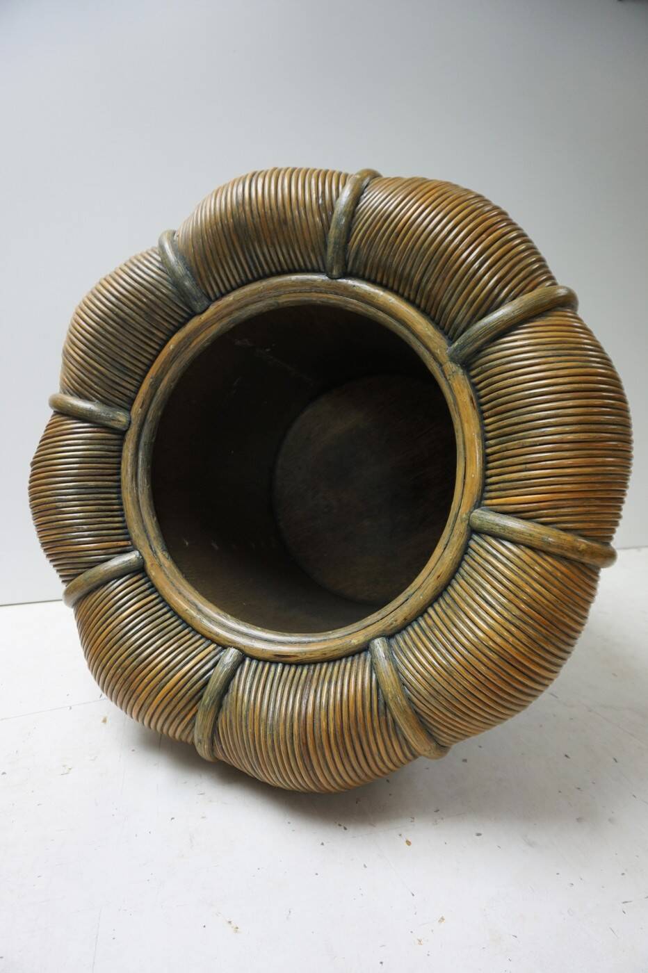 Grand cache-pot en rotin et bambou de style mid-century modern, années 1970
