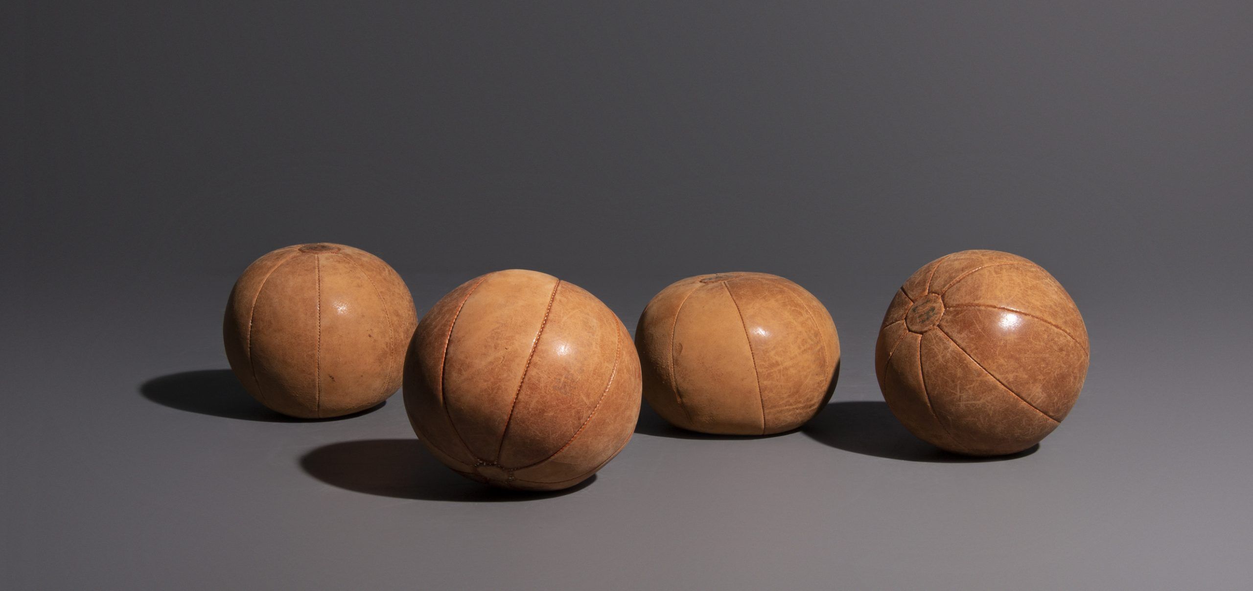 Vintage medicine balloon in dark brown leather, 2 Kg