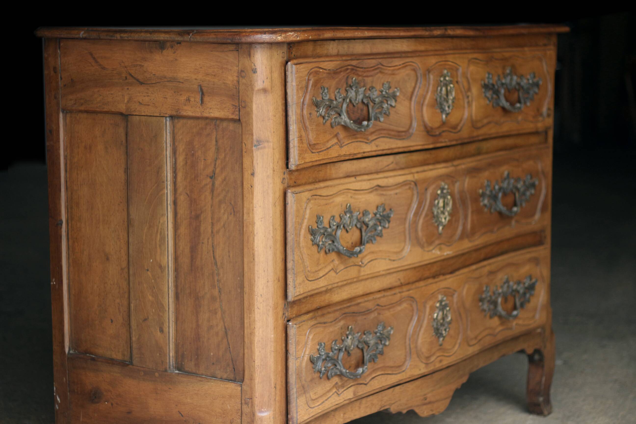 Magnificent 18th-century chest of drawers in solid walnut.