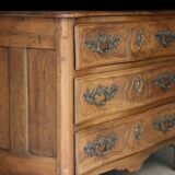 Magnificent 18th-century chest of drawers in solid walnut.