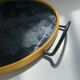 Plateau années 50 en verre eglomisé noir et tour en plastique jaune.
