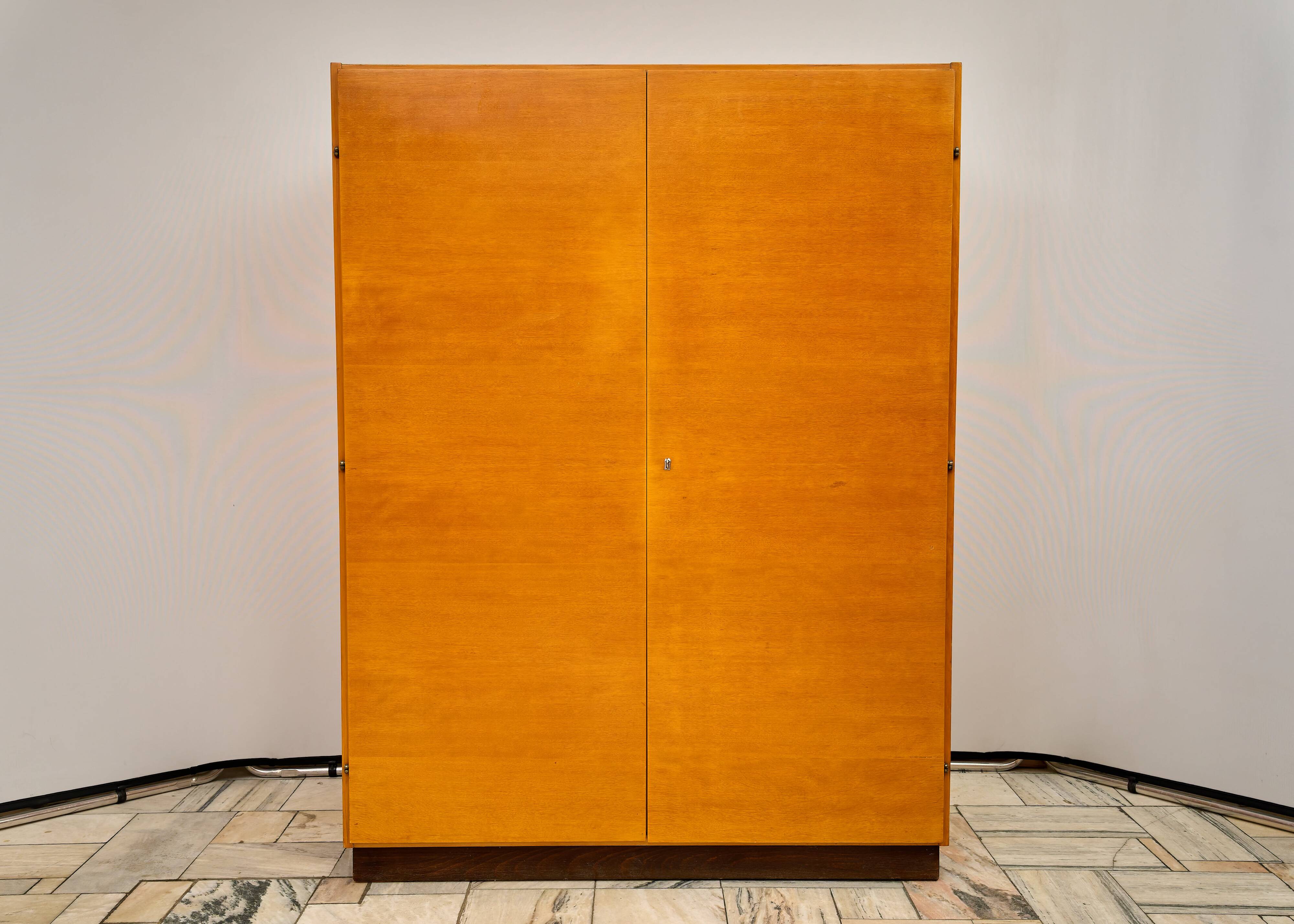 Armoire à deux portes conçue par Mojmír Požár, Tchécoslovaquie, années 1960.