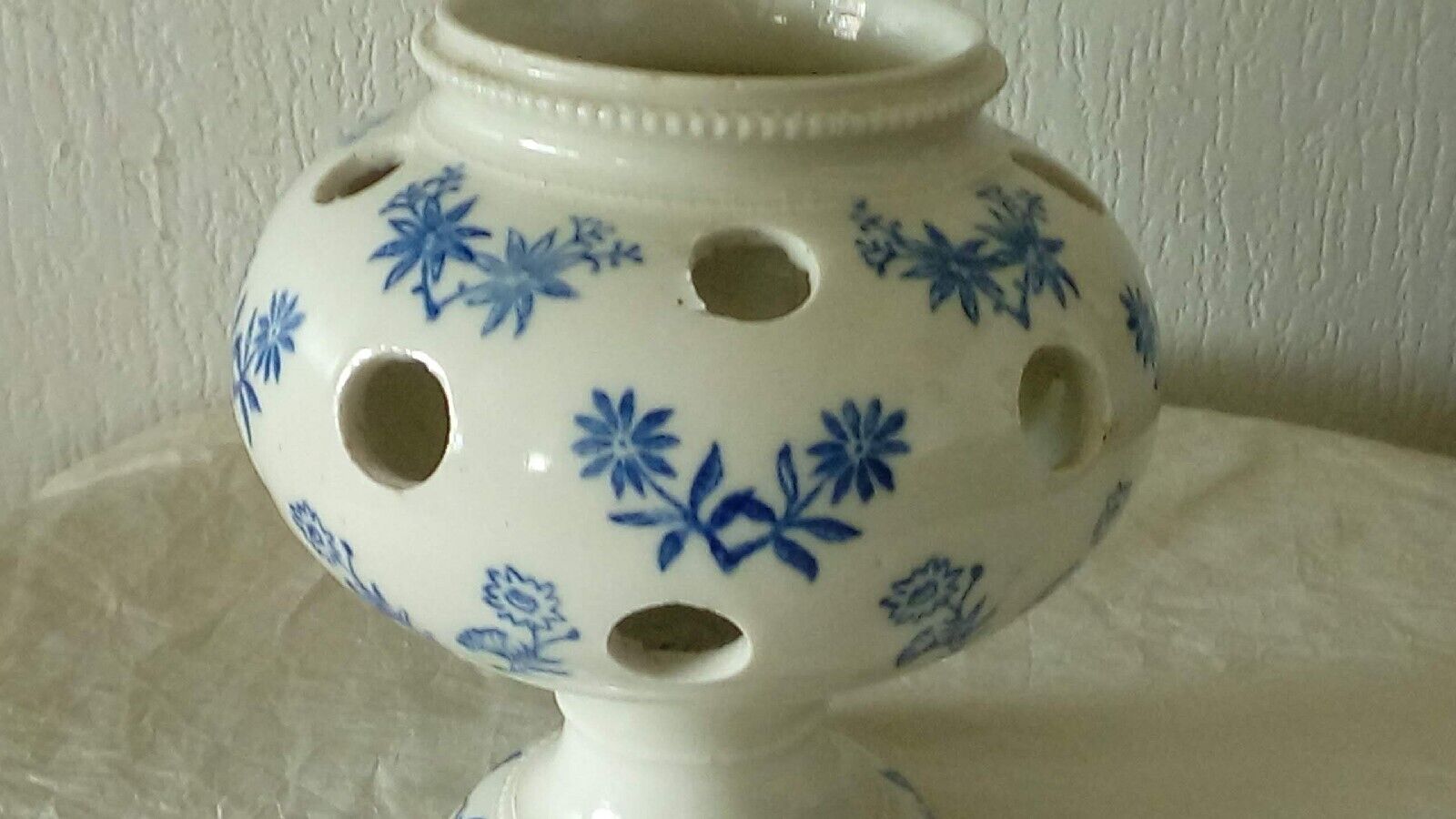 Vase pot a crocus en terre d'acier saint uze drome france