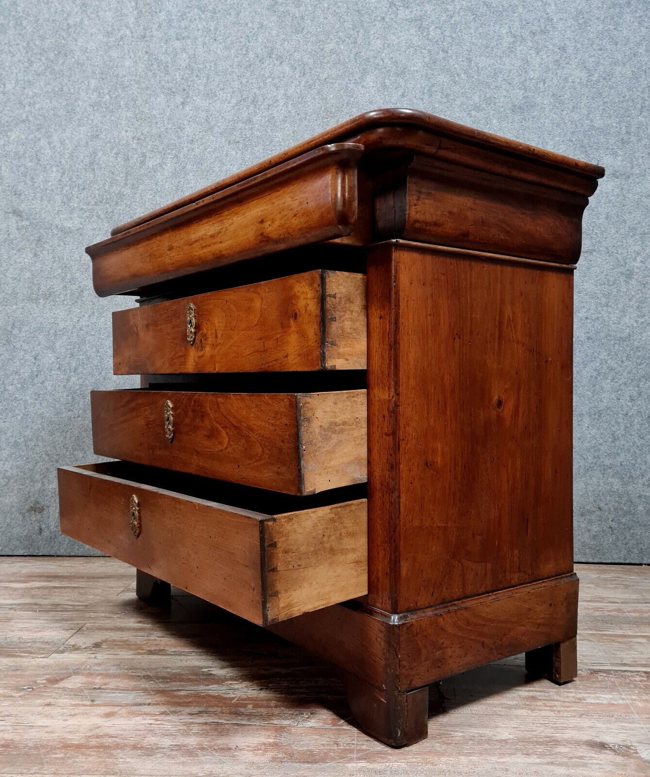 Lady chest of drawers Louis Philippe period in solid walnut around 1830