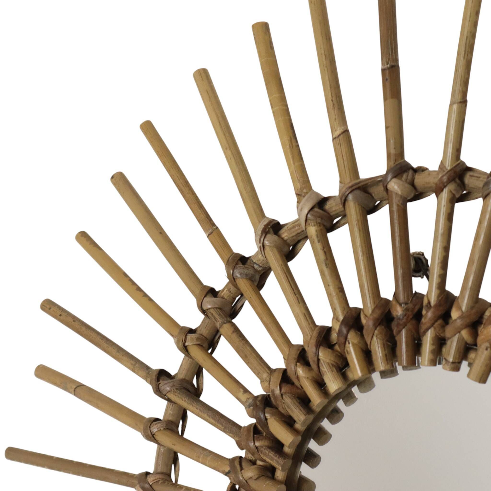 Miroir en rotin et bambou en forme de soleil du milieu du siècle, France, 58 cm