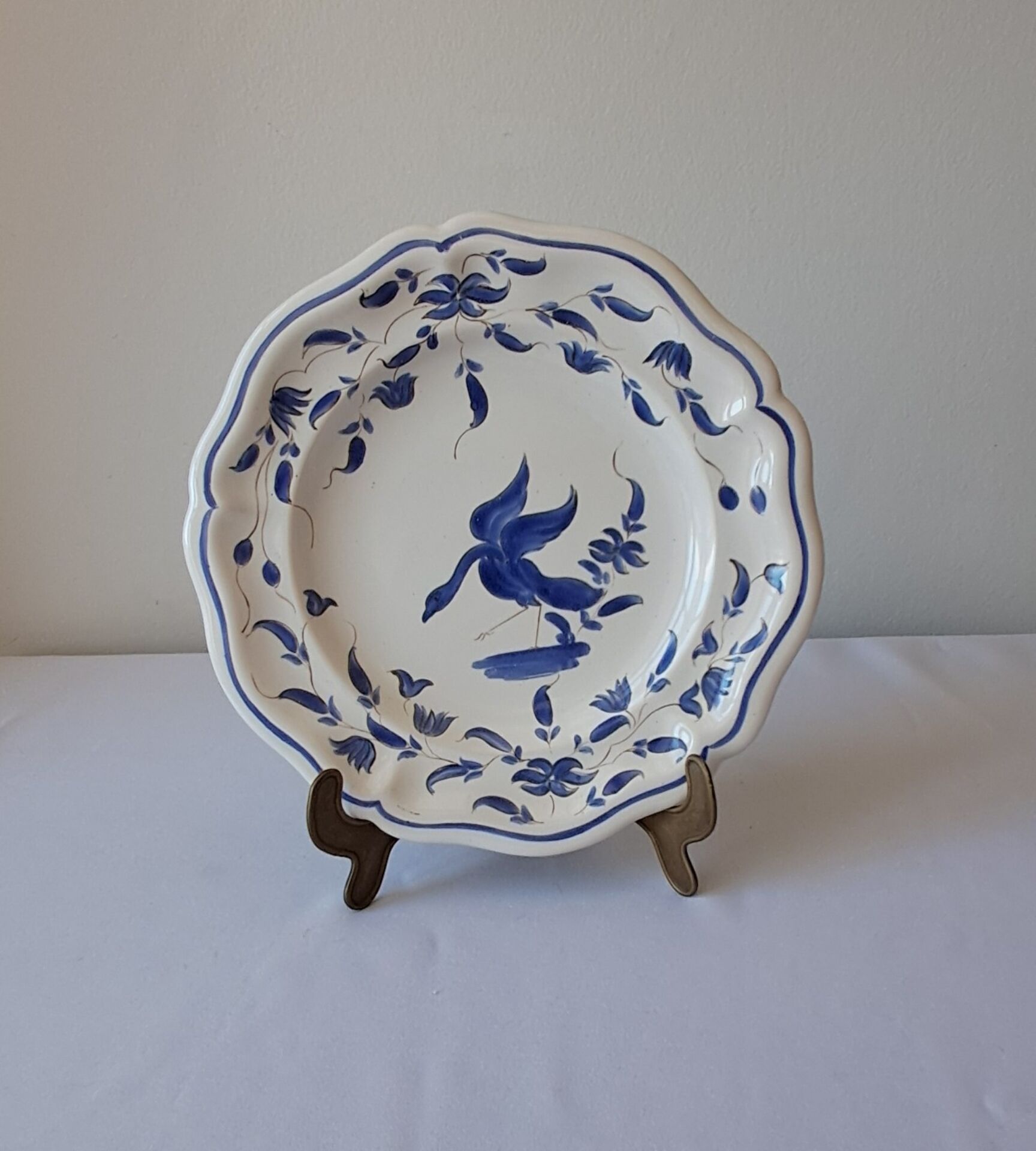 Assiette Moustiers. Décor bleu peint à la main