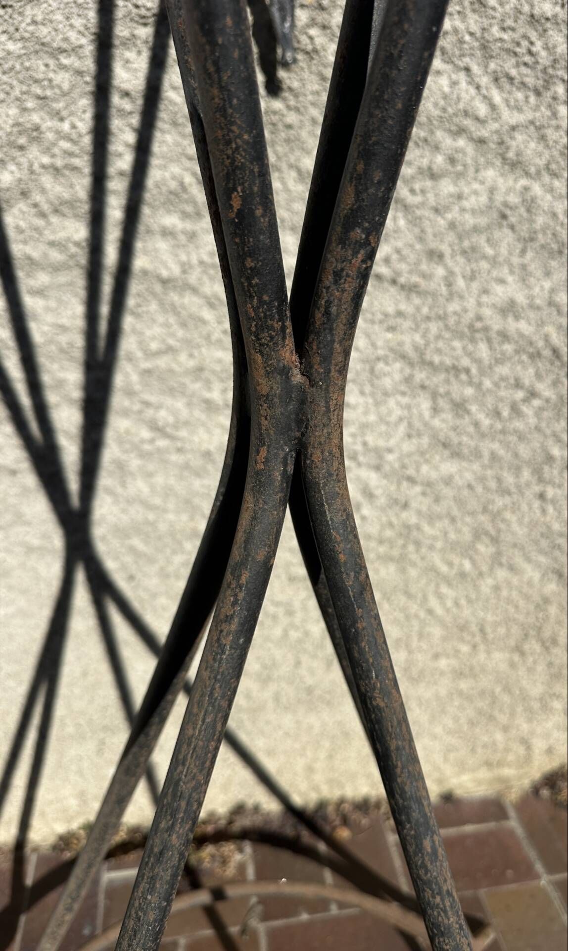 Ancien portemanteau en fer forgé type clé de sol par Roger Féraud