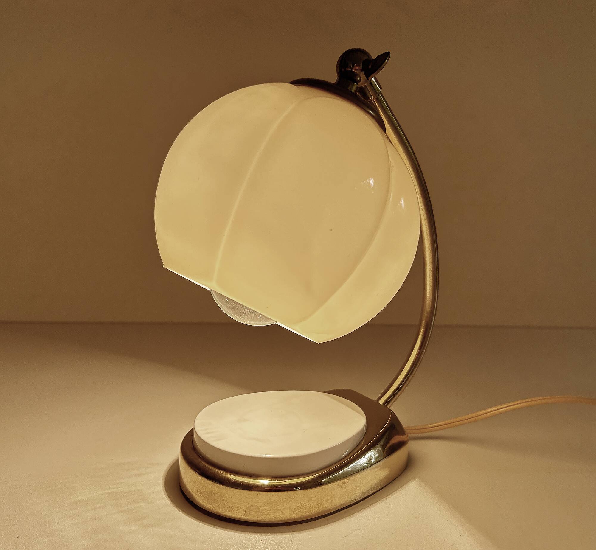 Lampe de table Art déco Bauhaus en verre et bakélite