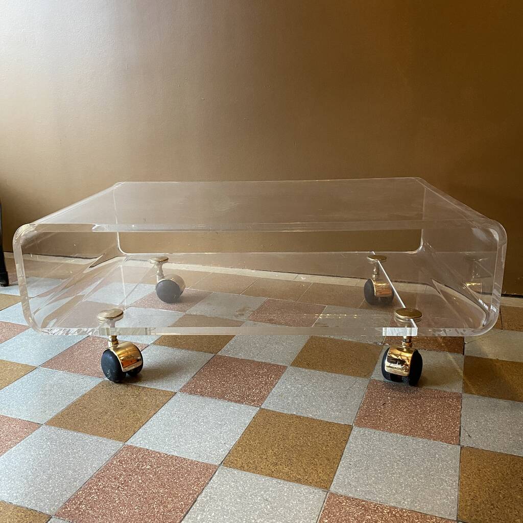 Table basse en plexiglass