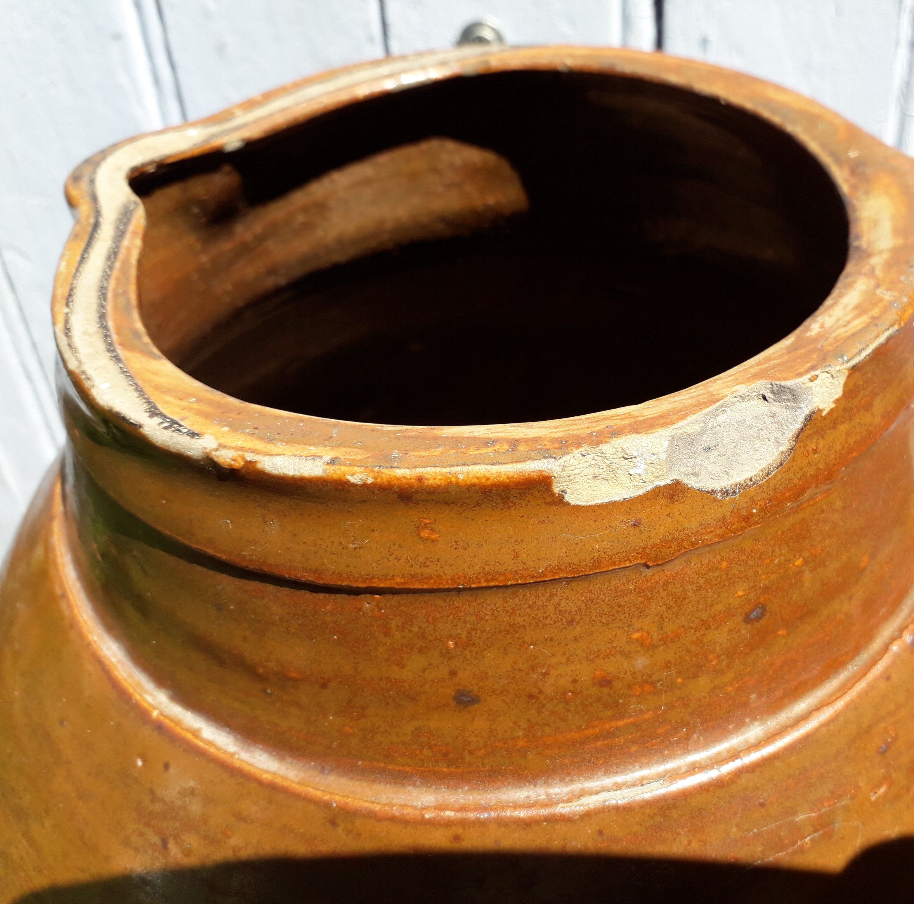 Milk broc in sandstone