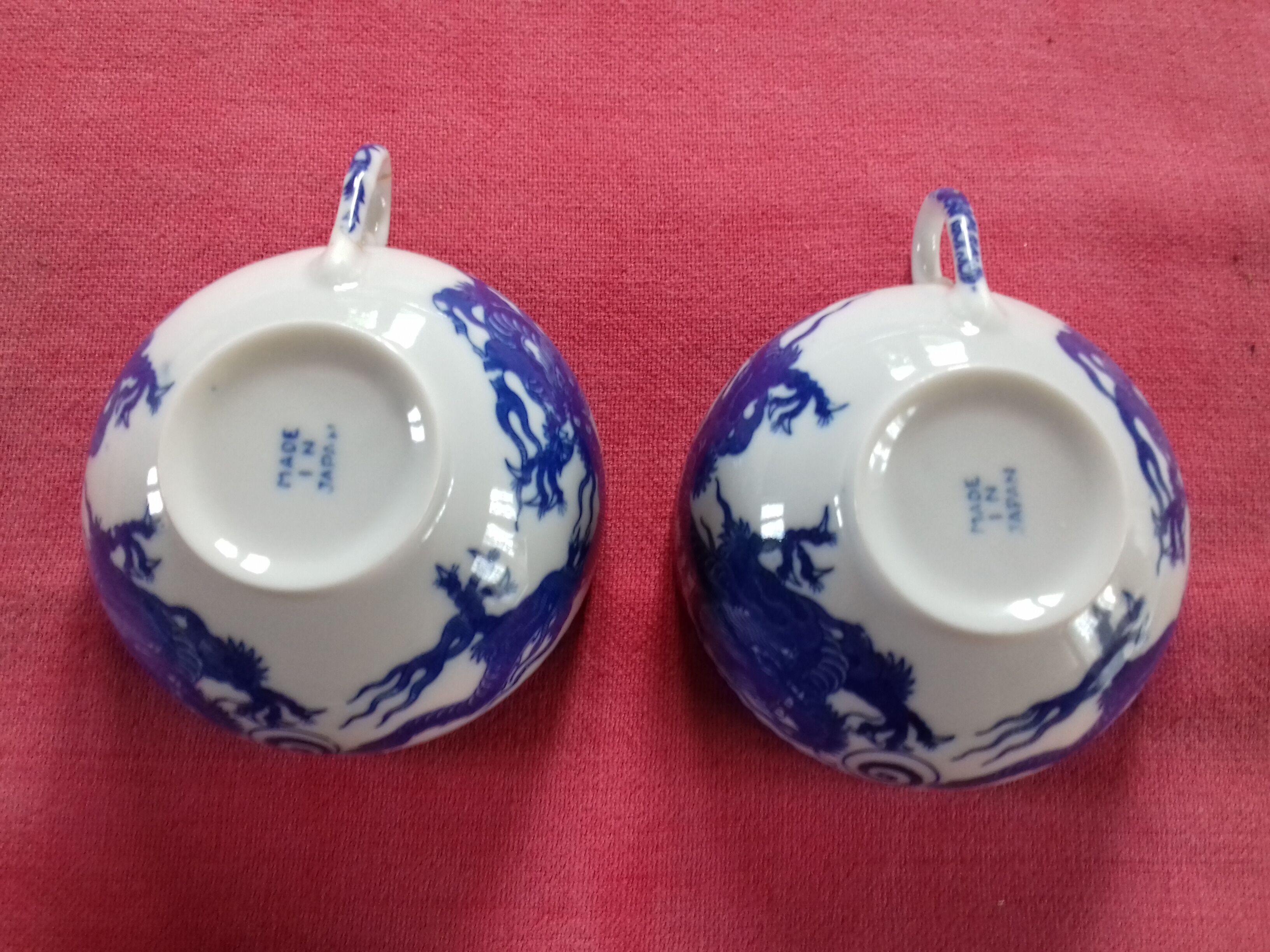 2 porcelain cups with their saucer, hand-painted "Japanese dragon" décor. Do in Japan.