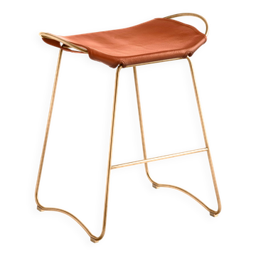 Tabouret de bar contemporain de design organique en métal de laiton vieilli et cuir de tabac naturel