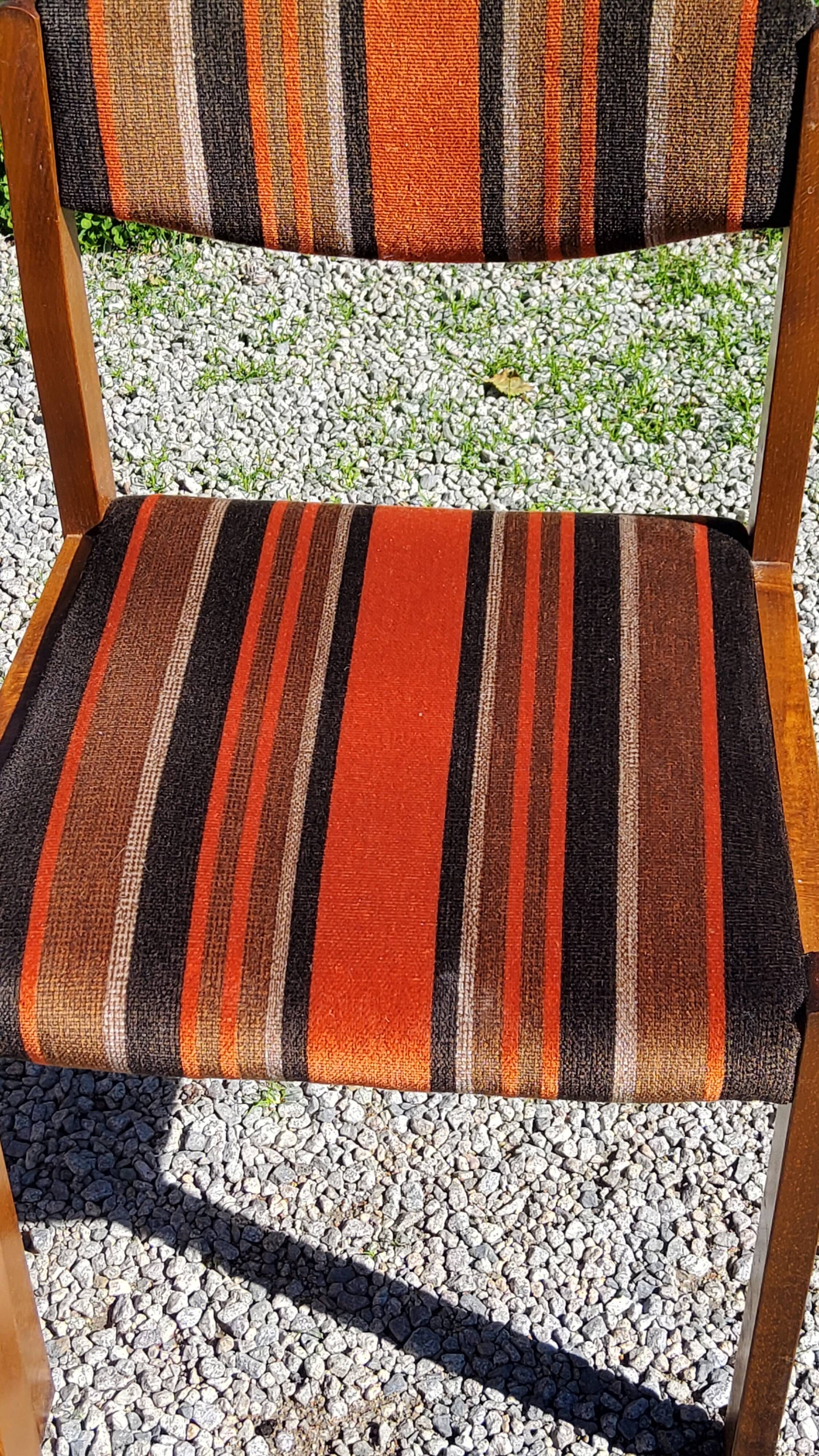 Set of 5 70s designer chairs in beech and orange and brown velvet Self éditeur