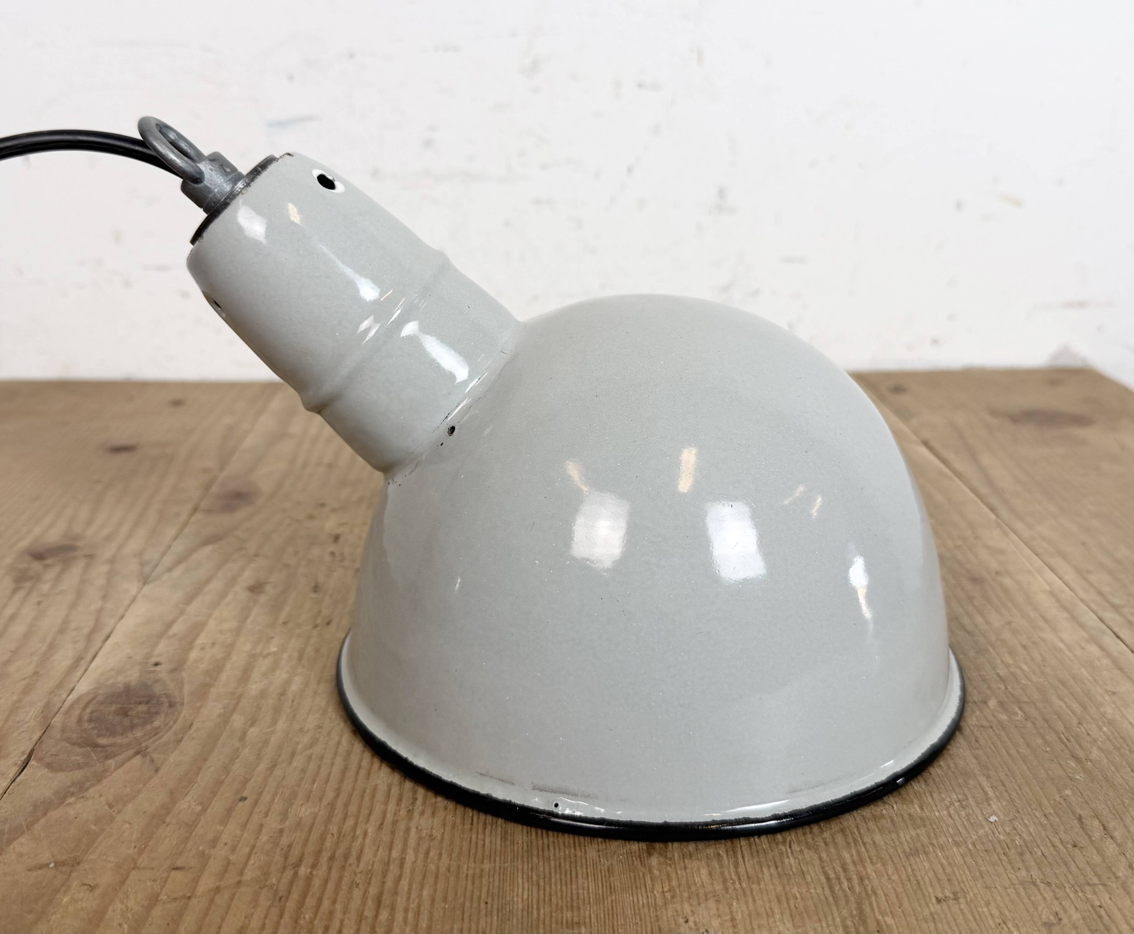 Suspension industrielle en émail gris, années 1960