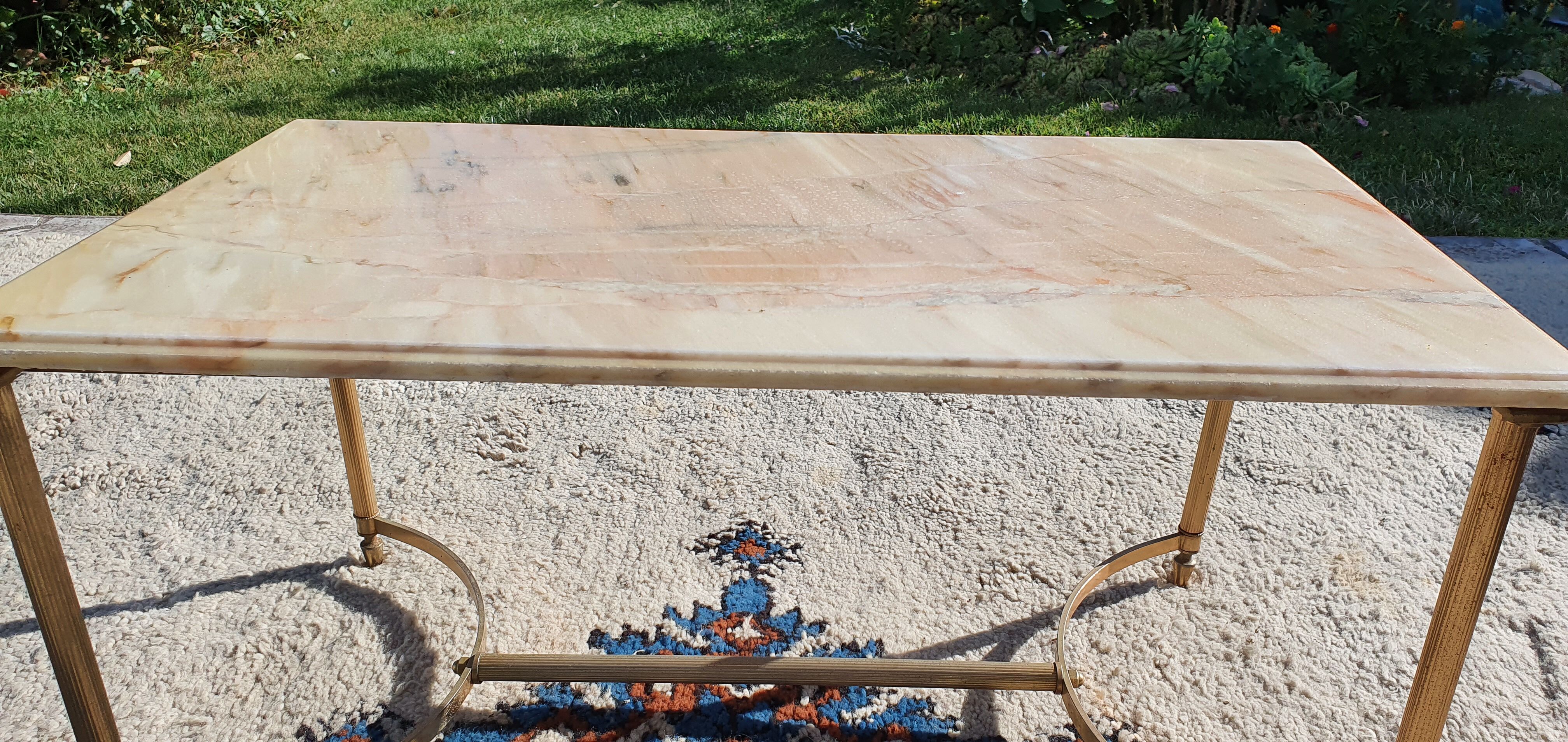 Living room table in gilded metal and marble.