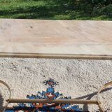 Living room table in gilded metal and marble.