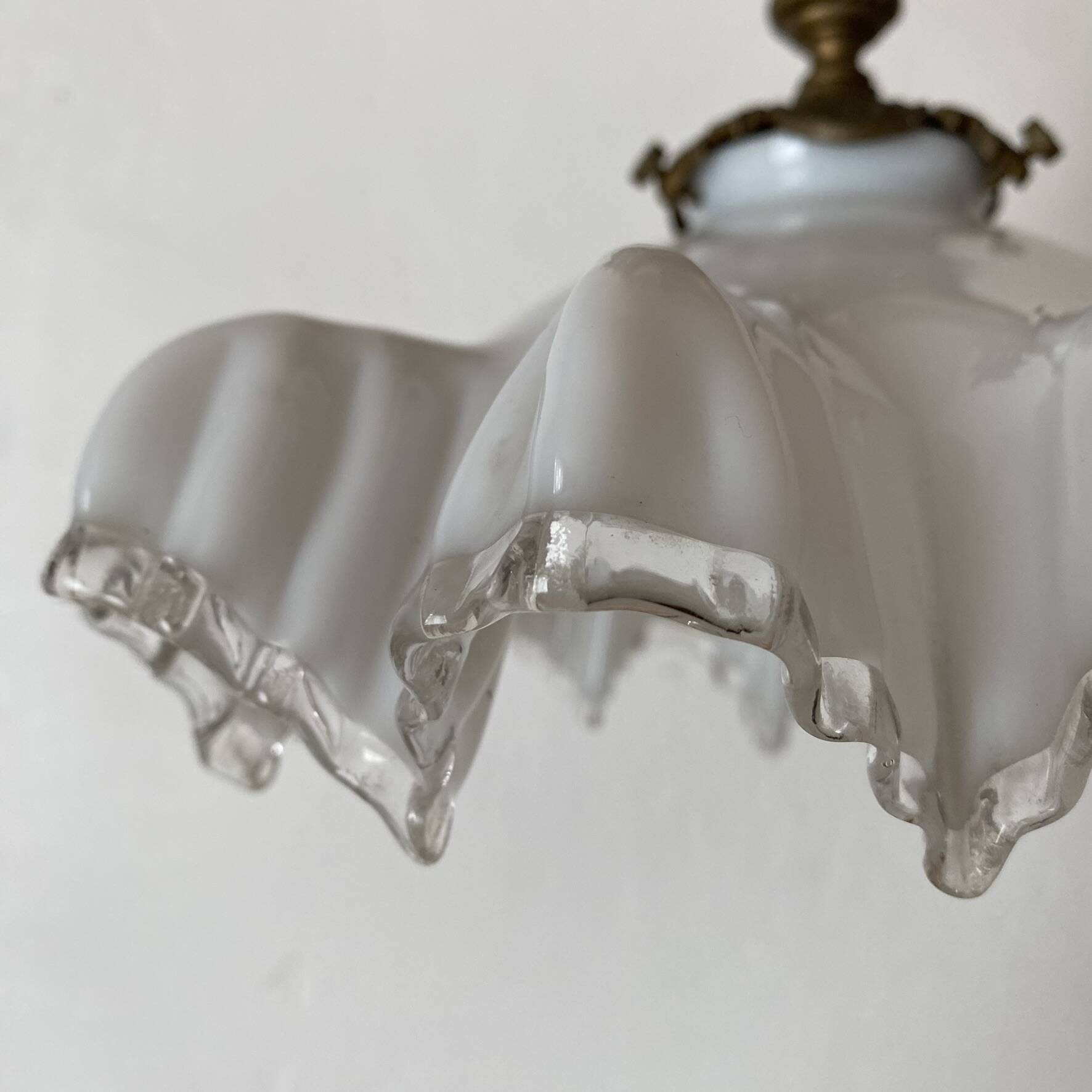 Ancien plafonnier opaline dentelée