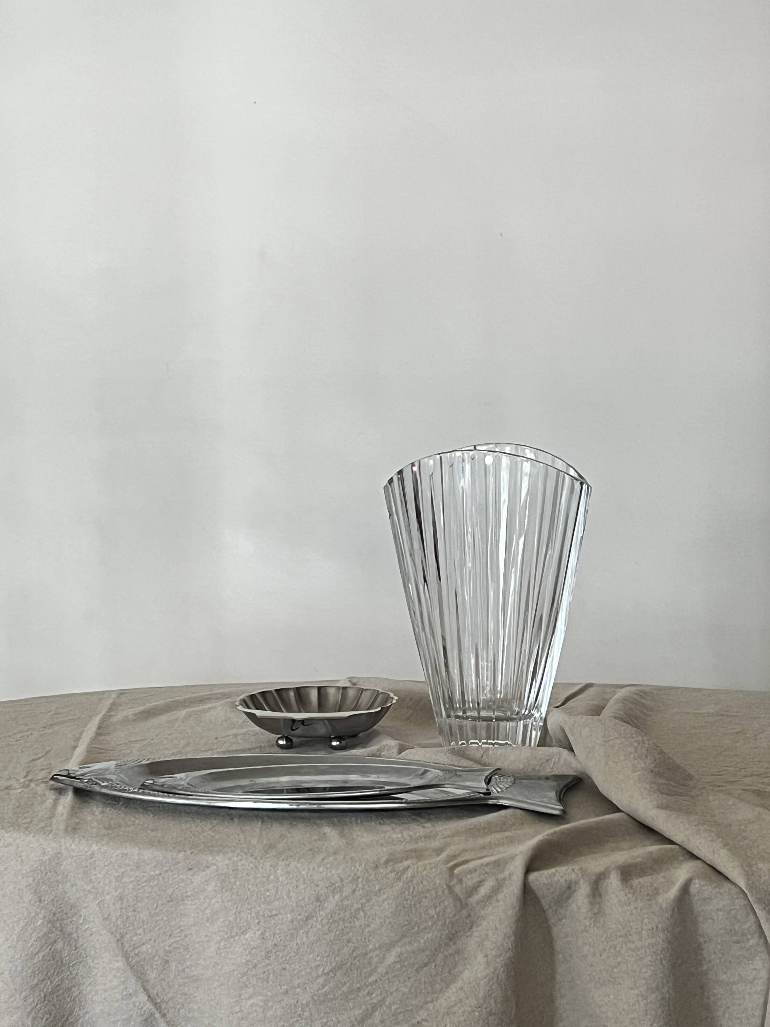 Large Art Deco fan vase in Arques crystal, France 1950