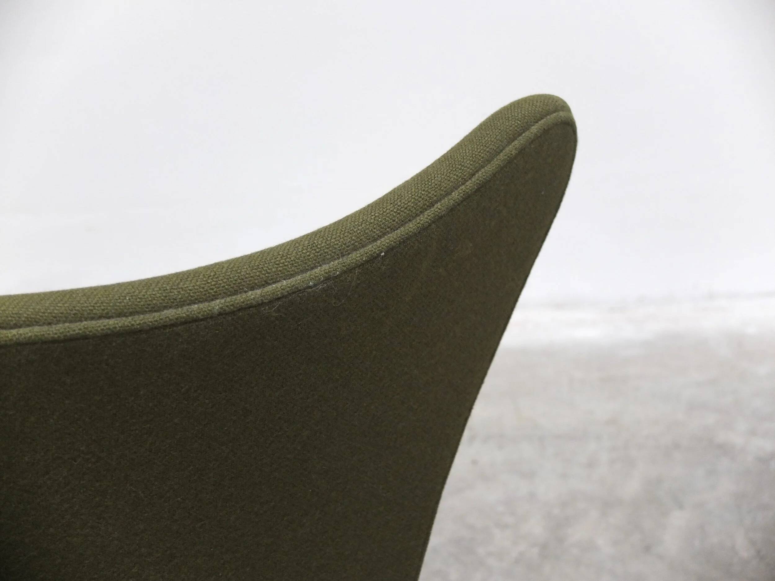 Pair of 'Series 7' chairs in green fabric by Arne Jacobsen for Fritz Hansen, 1980
