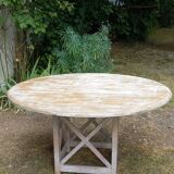 Round table in limed oak