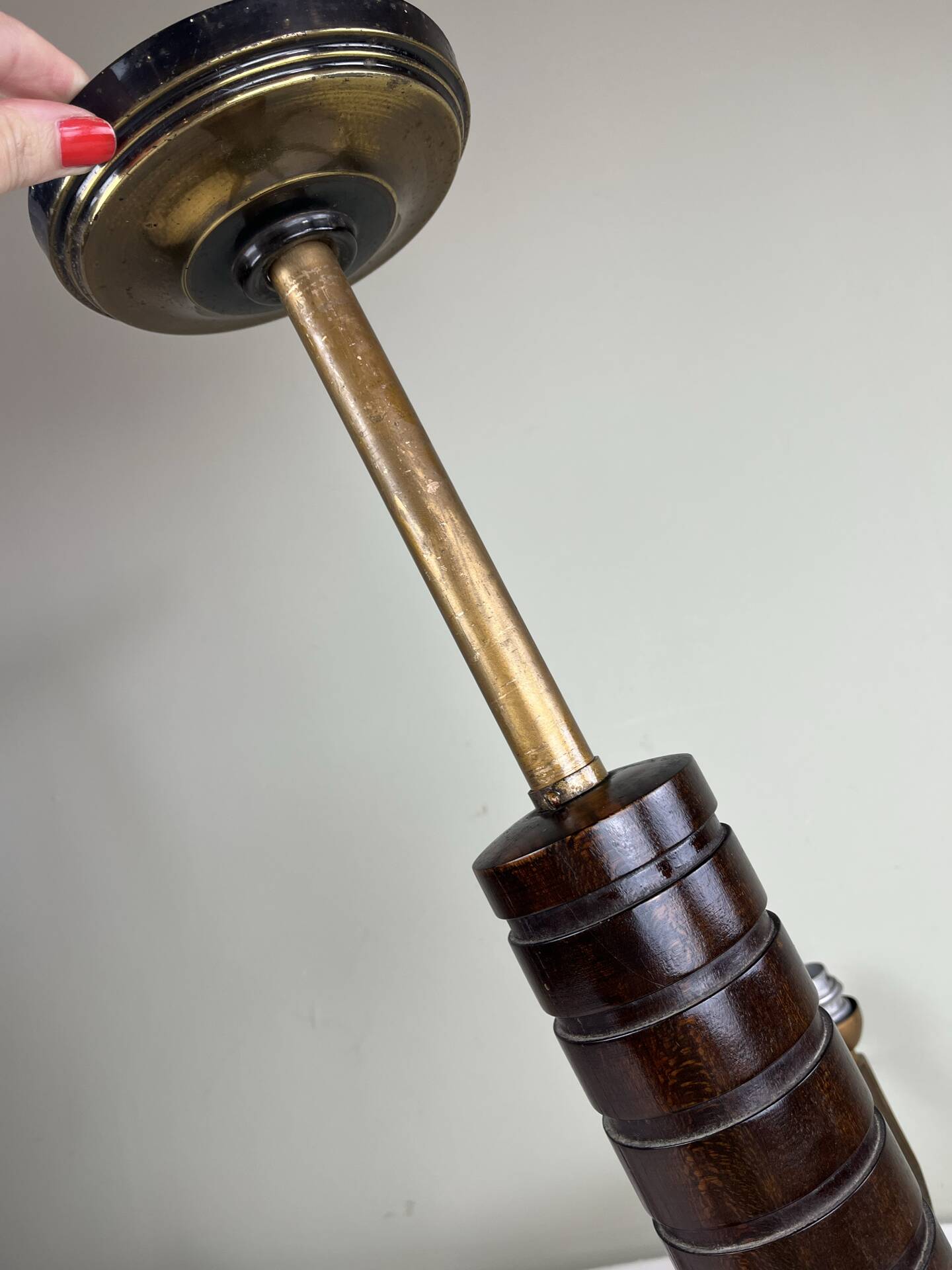 Lustre moderniste français en bois, laiton et verres opalescents