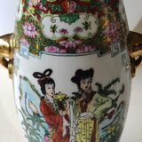 Japanese Chinese polychrome vase in fine porcelain. Motifs Geishas