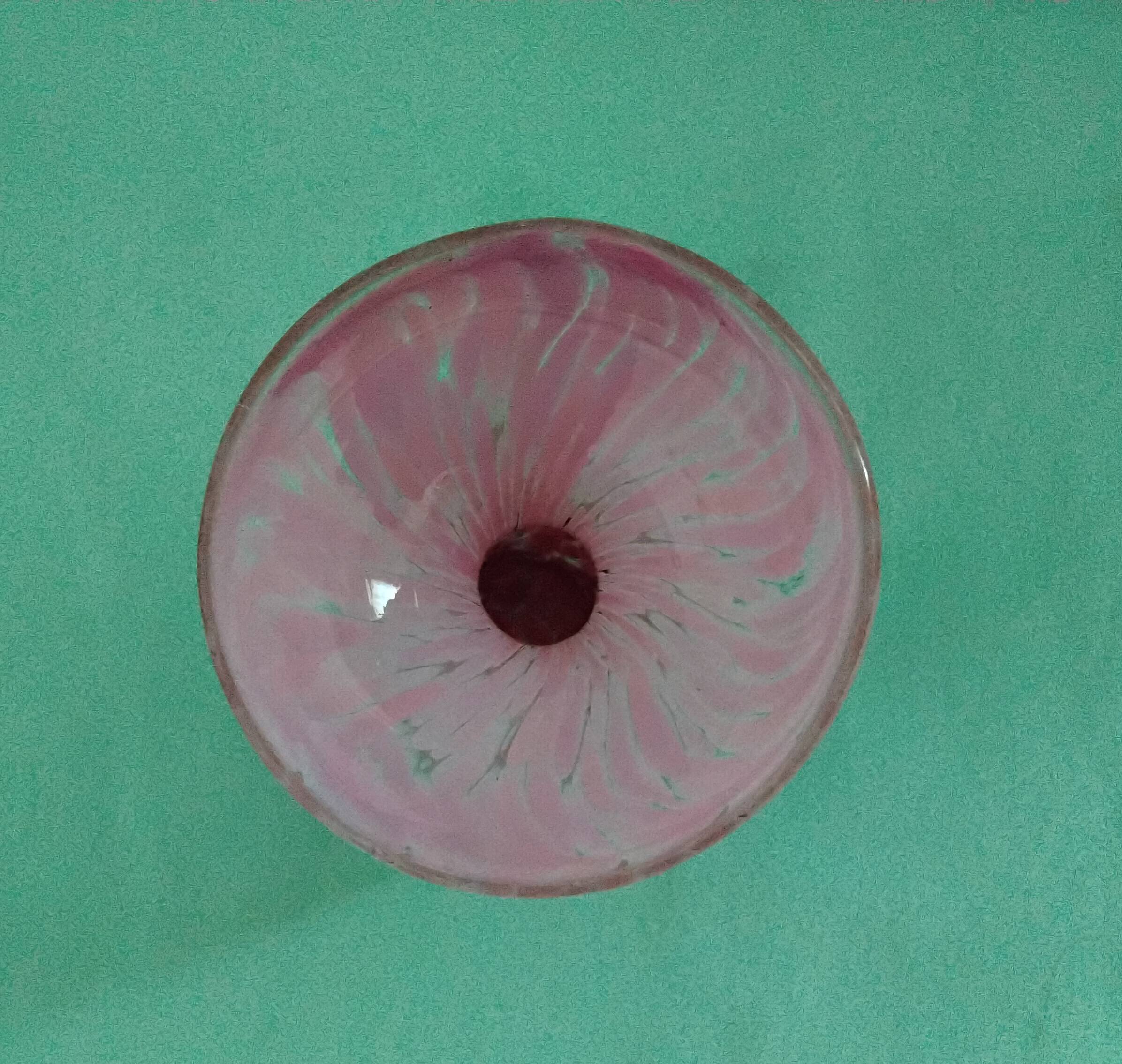 Vase en verre rose