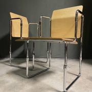 Une paire de chaises Hopmi de Gerrit Thomas Rietveld