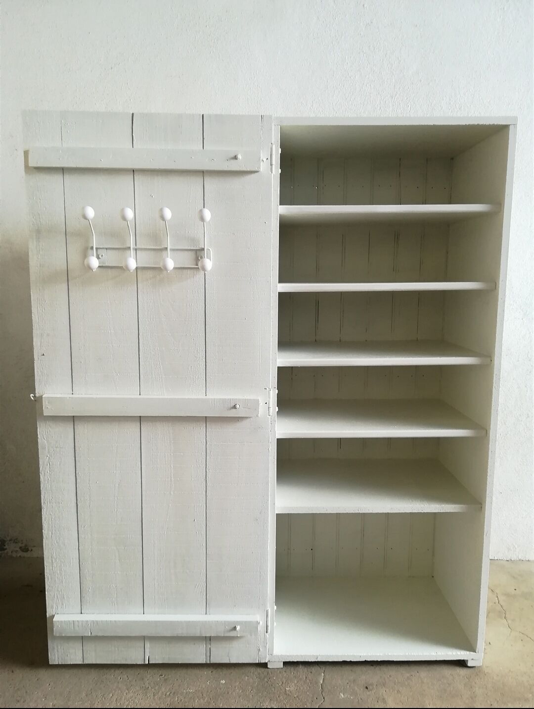 Entry cabinet