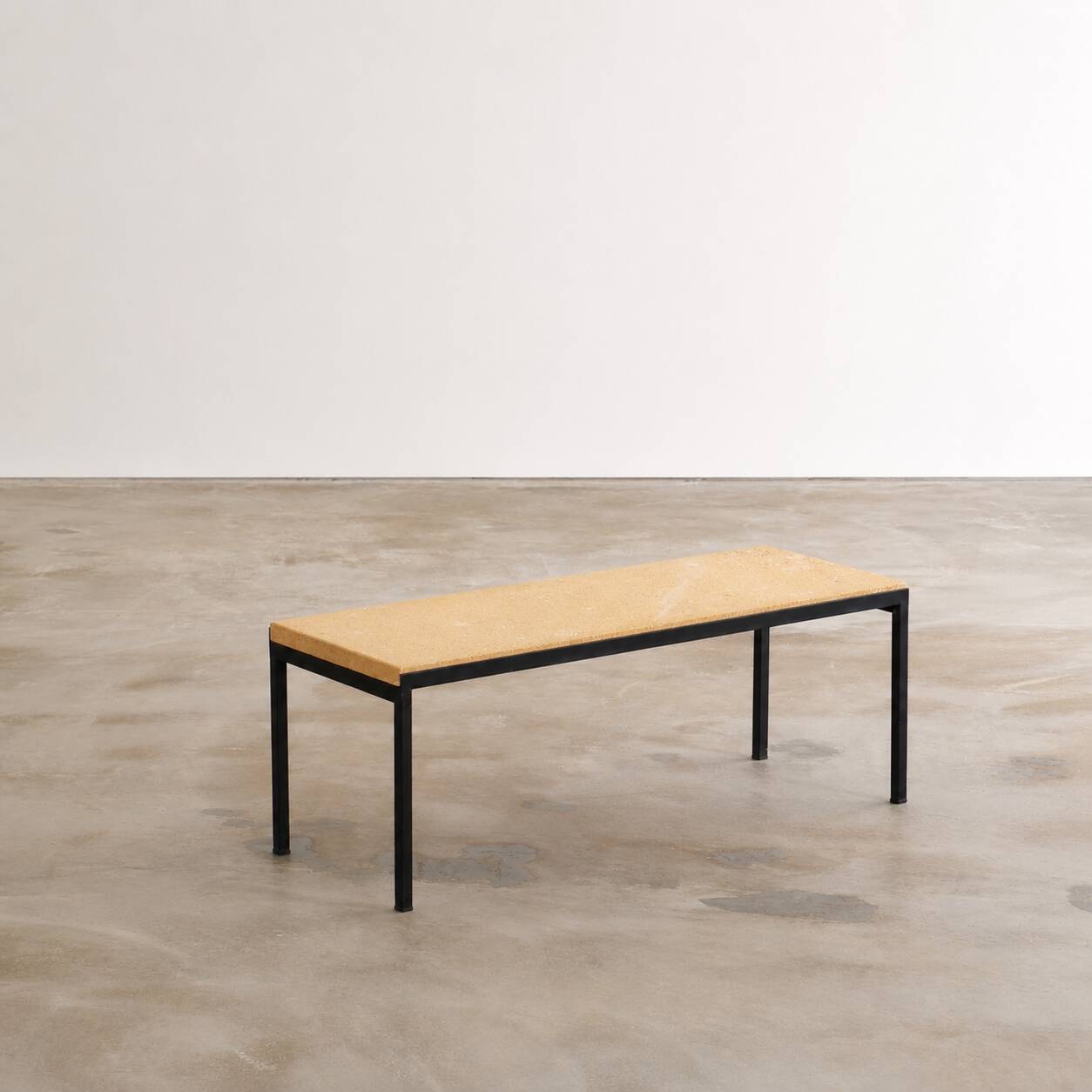 Table basse par Wittmann avec plateau en pierre calcaire.