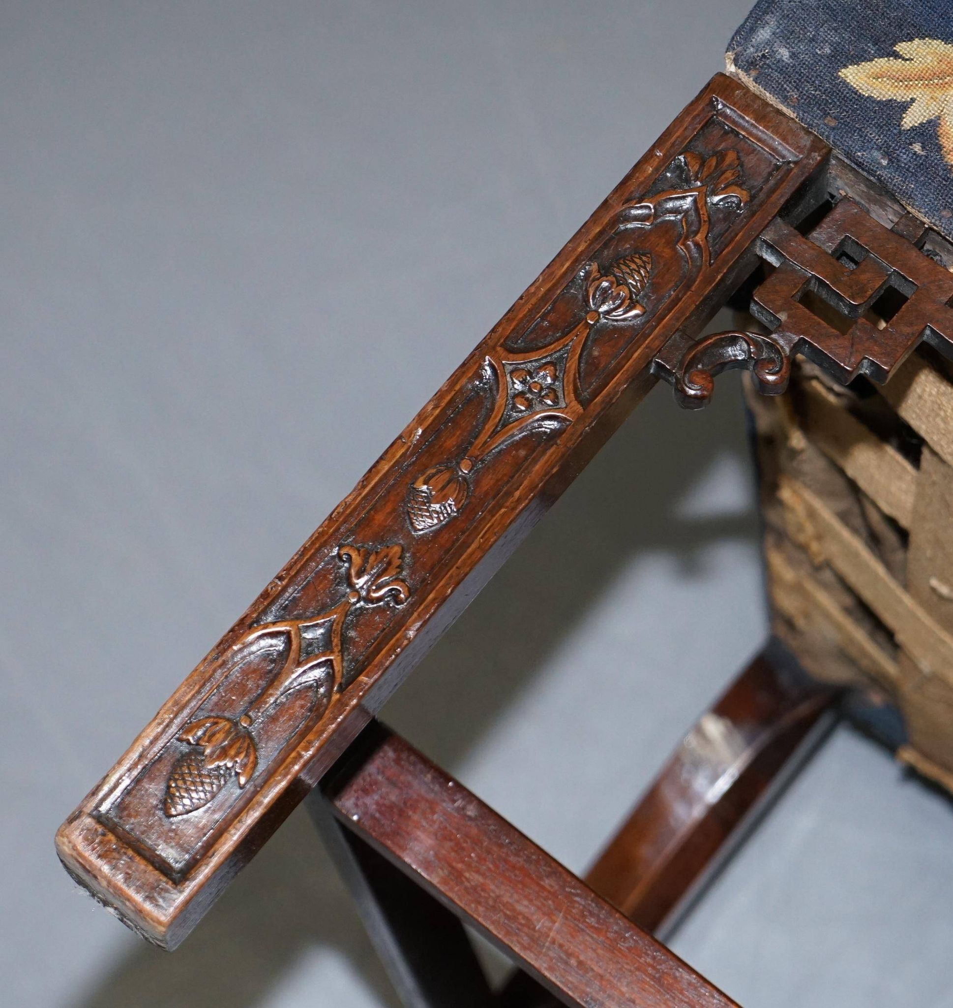Paire de chaises Thomas Chippendale époque 1760 brodées sculptées