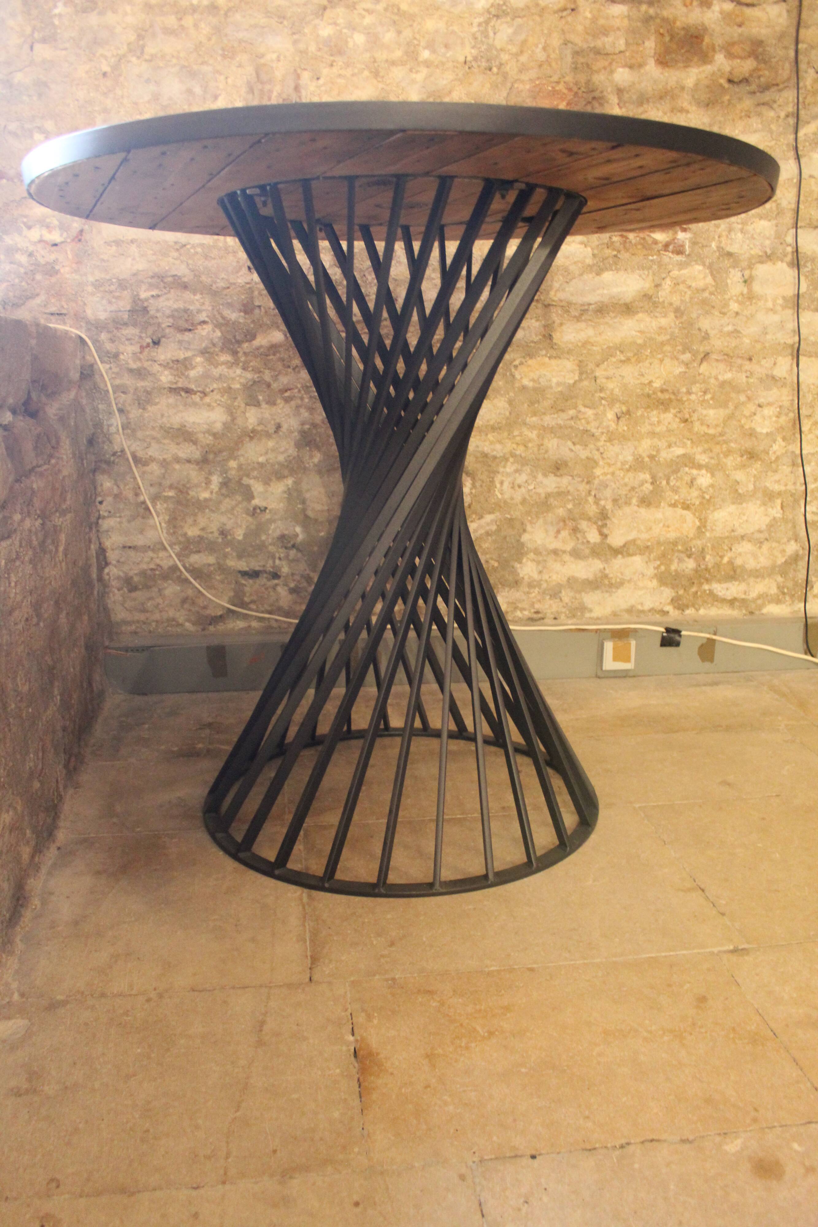 Mange debout piètement fer époxy